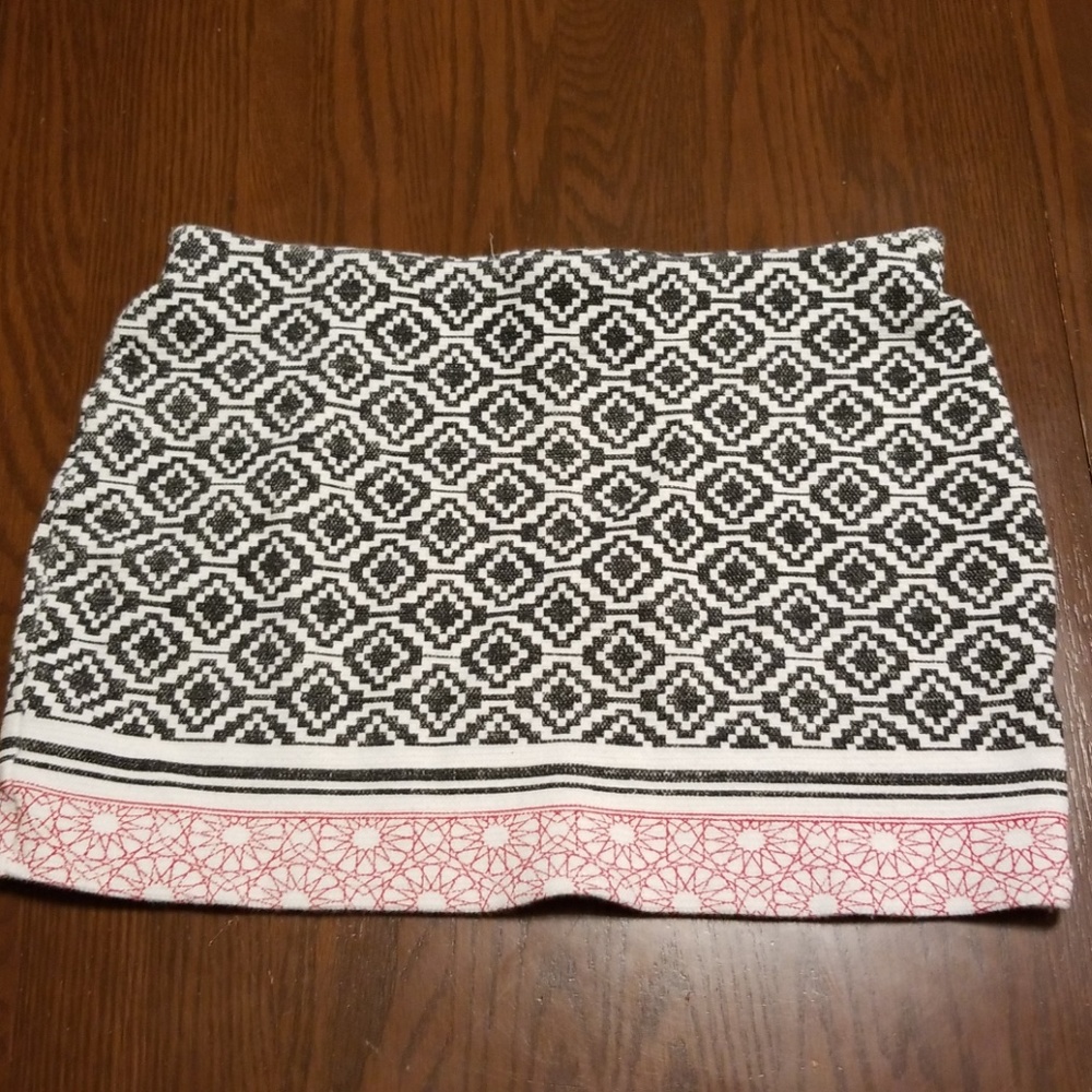 Zara Trafaluc Aztec black wht red mini skirt E207